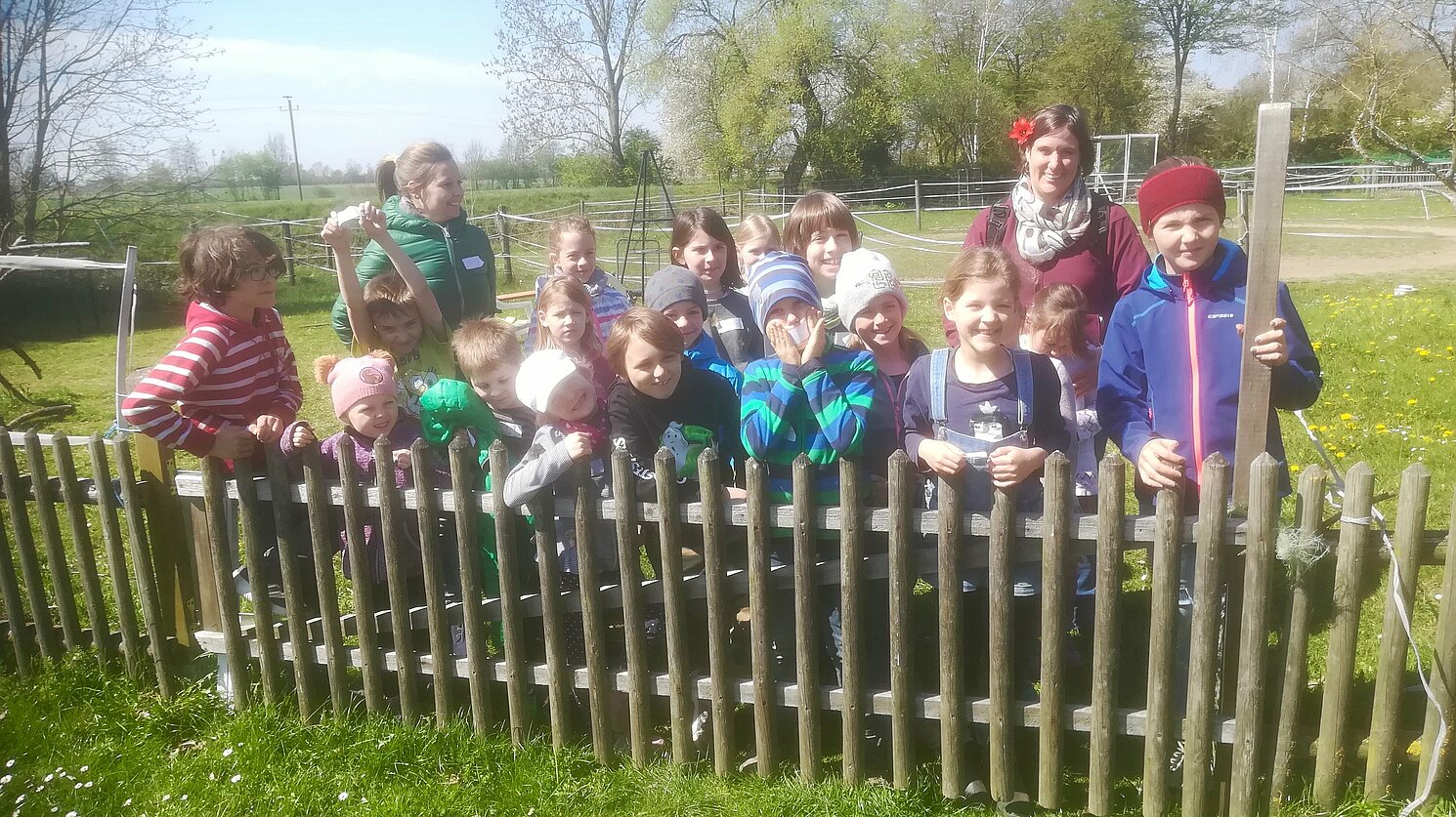 Der Höhepunkt der Osterferienbetreuung im April 2019 für die Kinder war der Ganztagsausflug zum Hofprojekt in Kruckenberg. Der Höhepunkt der Osterferienbetreuung im April 2019 für die Kinder war der Ganztagsausflug zum Hofprojekt in Kruckenberg.