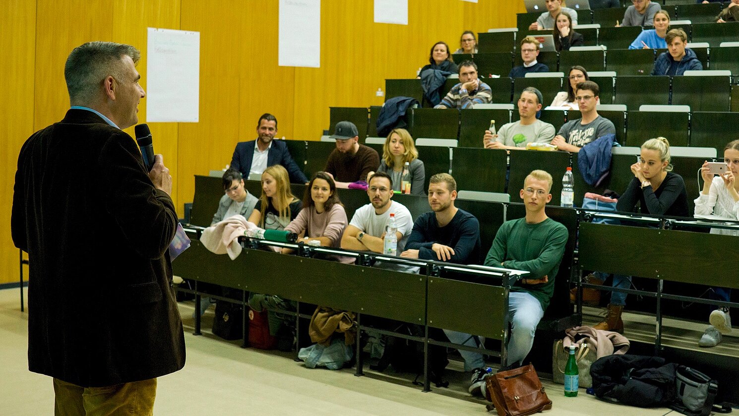 Prof. Dr. Sean Patrick Saßmannshausen bei seinem Vortrag zum Thema „Von der Idee zur Gründung“ auf dem großen Start-up-Event „Think Big!“ am 22. Mai 2019 an der OTH Regensburg.