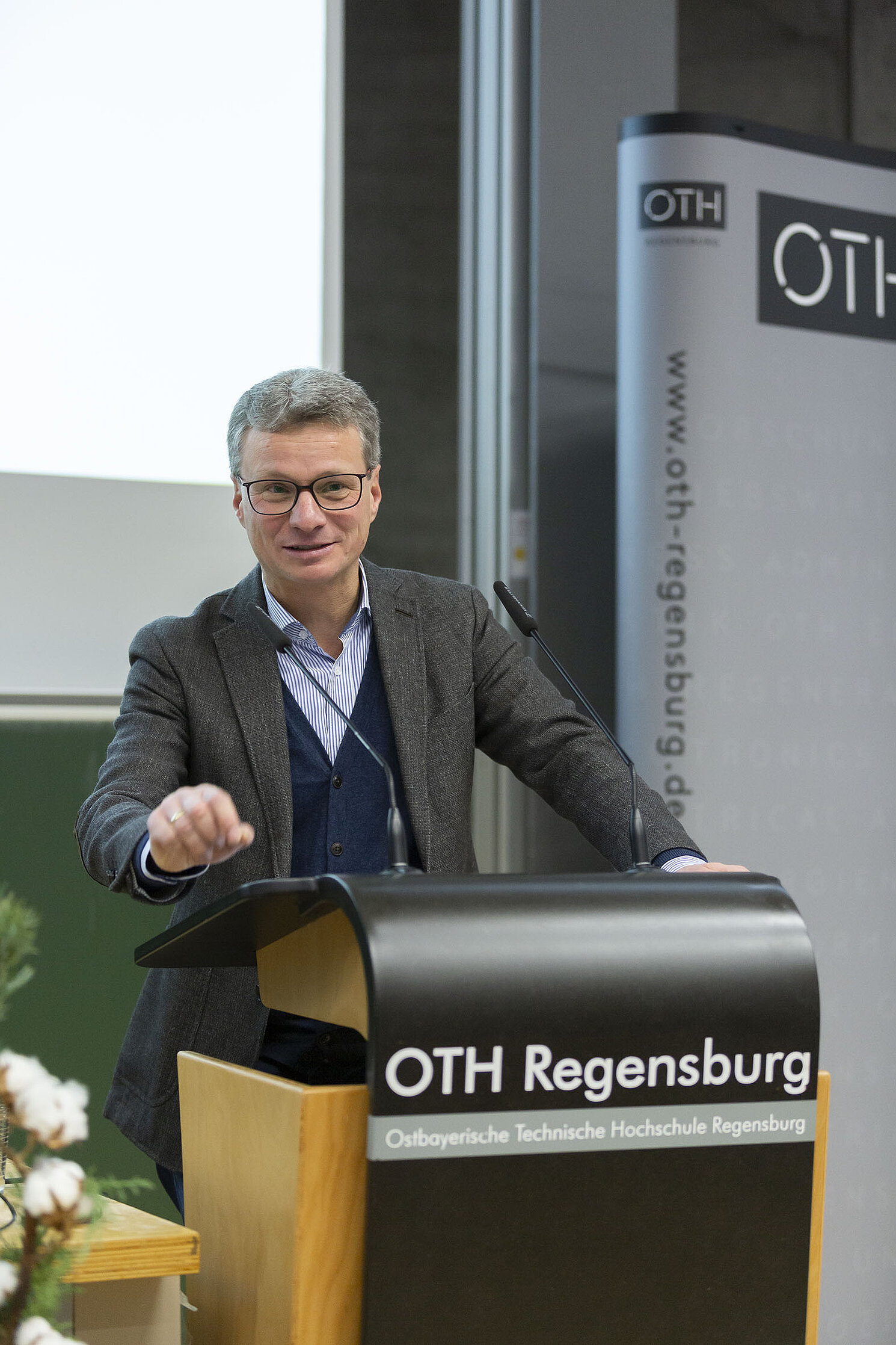 Bernd Sibler, Bayerischer Staatsminister für Wissenschaft und Kunst betonte die Attraktivität der OTH Regensburg mit ihren mehr als 11.000 Studierenden und deren Bedeutung für die Region.