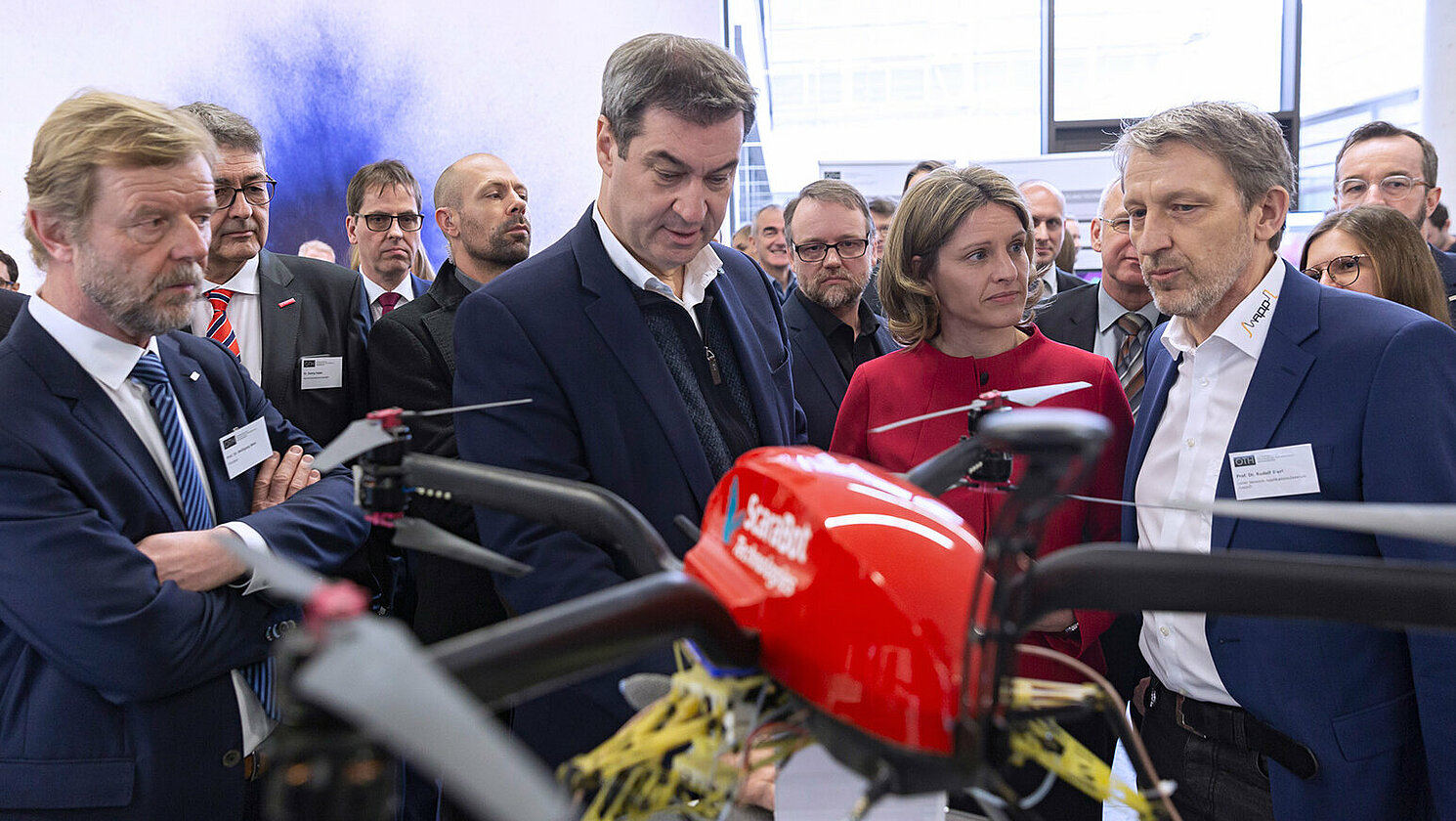 Ministerpräsident Dr. Markus Söder zeigte sich beim Besuch der OTH Regensburg im Januar 2020 beeindruckt von den vielfältigen KI-Projekten an der OTH Regensburg. Im Bild (von links) Prof. Dr. Wolfgang Baier, Präsident der OTH Regensburg, Ministerpräsident Dr. Markus Söder, Prof. Dr. Christoph Skornia, Dr. Astrid Freudenstein und Prof. Dr. Rudolf Bierl.