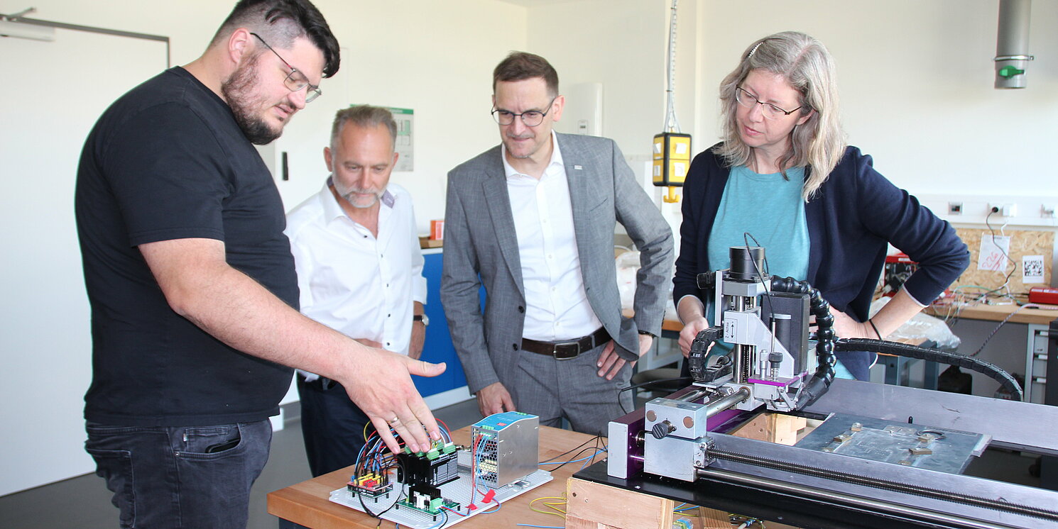 Thomas Zimmermann, Workgroupmanager Labore der Fak. ANK, erklärt einen Versuchsaufbau in einem der beiden Labore. Foto: Tanja Rexhepaj/OTH Regensburg