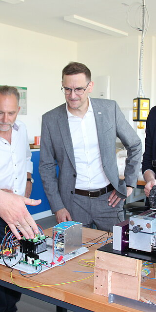 Thomas Zimmermann, Laboratory Workgroup Manager at the Faculty of ANK, explains an experimental setup in one of the two laboratories. Photo: Tanja Rexhepaj/OTH Regensburg