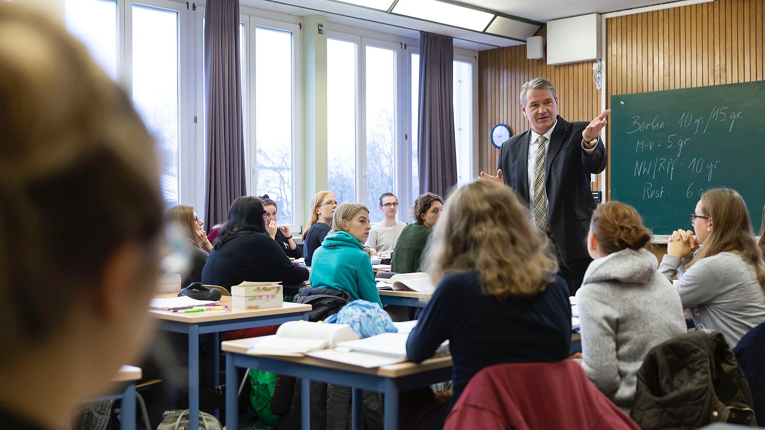 Für Prof. Dr. Christoph Knödler ist die Lehre an der OTH Regensburg eine wirkliche Berufung: Vater und Großvater waren Schulleiter. 