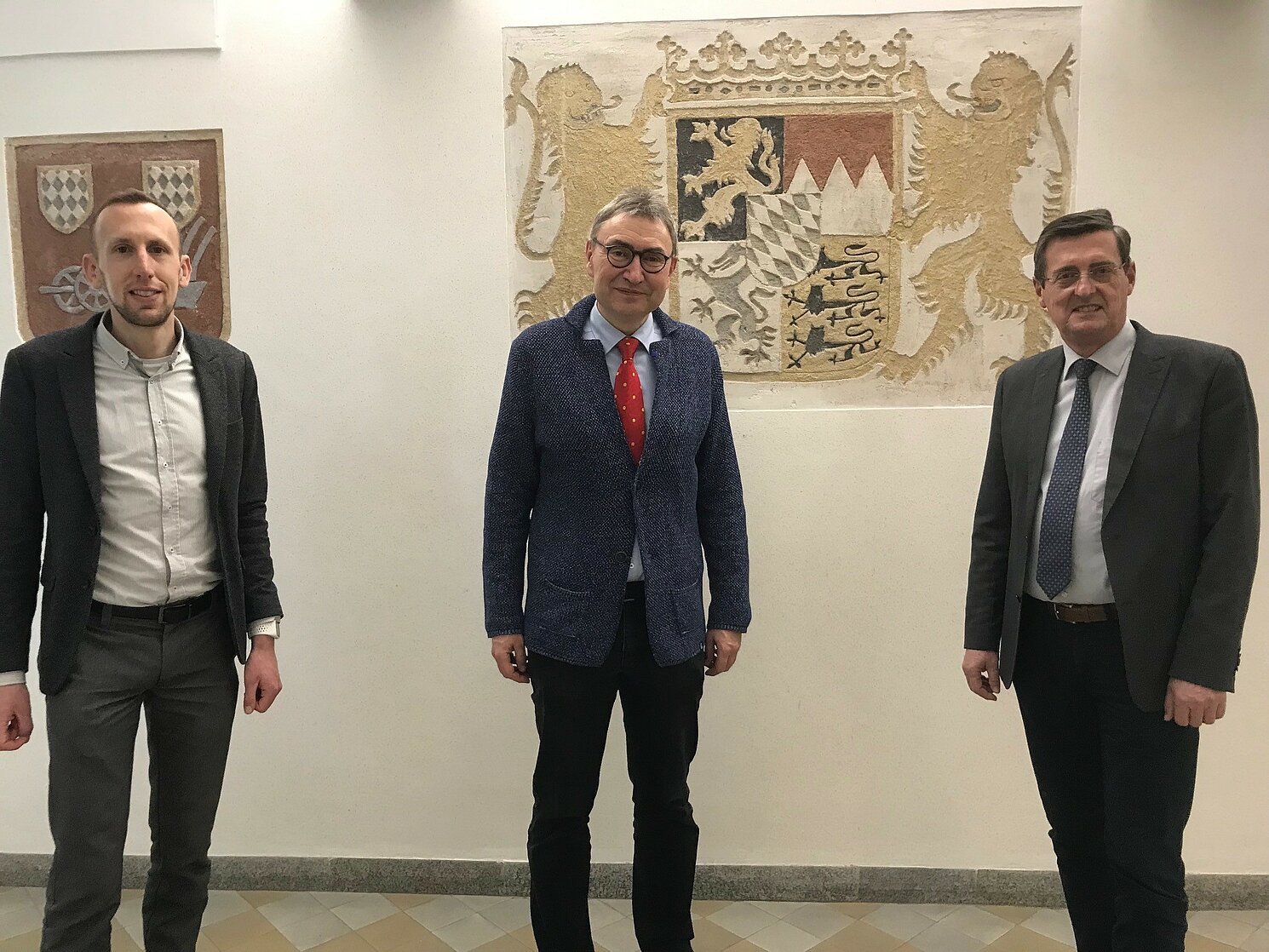 Studienrat Michael Hien, Koordinator für das duale Studium an der an der Mathias-von-Flurl-Schule, Prof. Dr. Claus Koss von der OTH Regensburg sowie Oberstudiendirektor und Schulleiter Werner Kiese.
