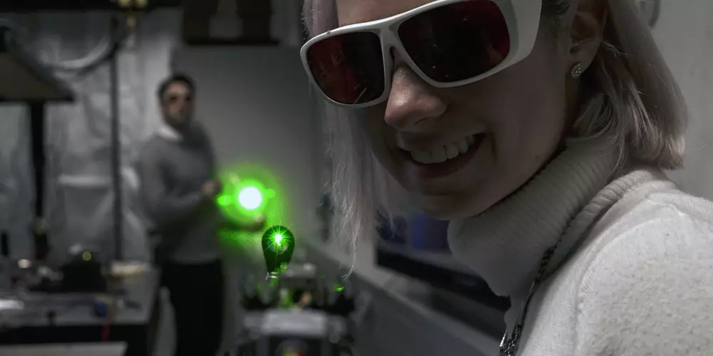 Zwei Studierende arbeiten an einem Laser-Demontrationsaufbau.