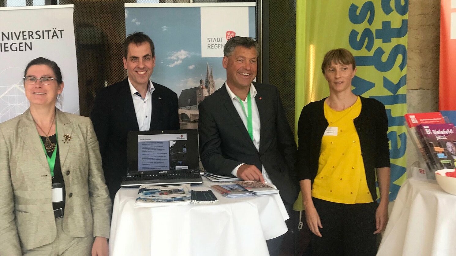 Von links: Dr. Nicole Litzel (Amt für Wirtschaft und Wissenschaft), Prof. Dr. Ralph Schneider (OTH Regensburg), Toni Lautenschläger (Amt für Wirtschaft und Wissenschaft) und Diana Feuerer (Stabsstelle Hochschulkommunikation und Öffentlichkeitsarbeit).