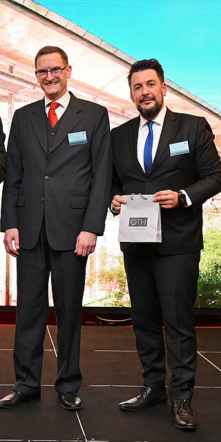 Das DRC-Präsidium gratuliert Prof. Dr. Oliver Steffens zur einstimmigen Aufnahme der OTH Regensburg in die Danube Rectors‘ Conference. Foto: Mirha Mujkanović