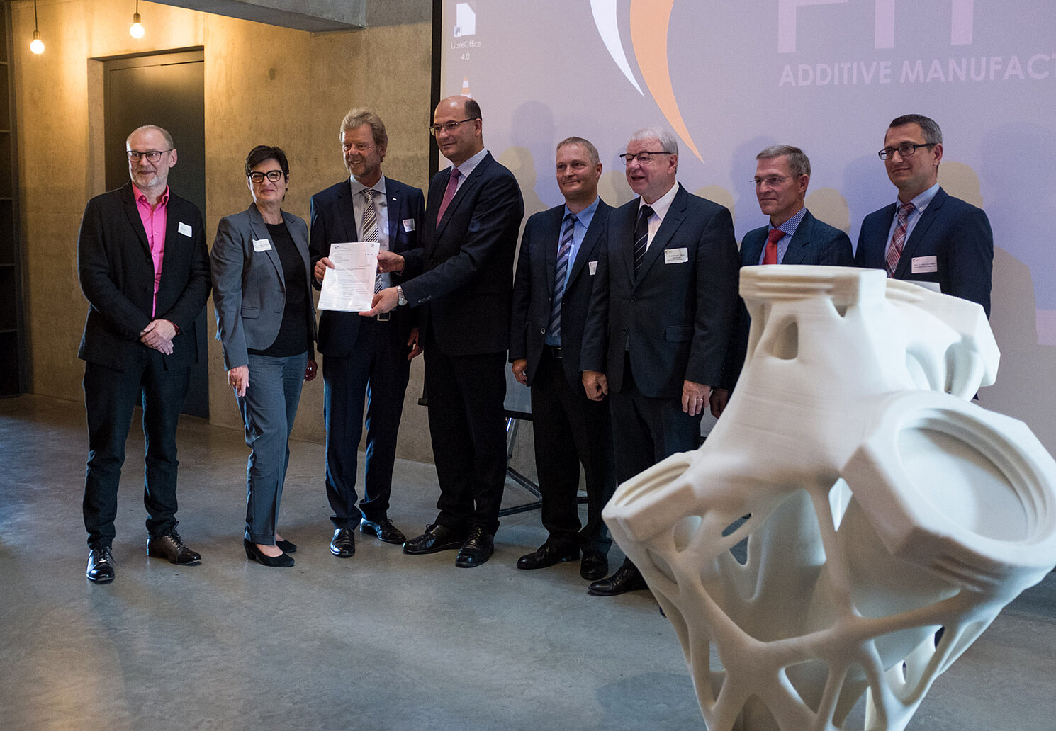 Überreichung des Förderbescheides. Foto: FIT Production GmbH