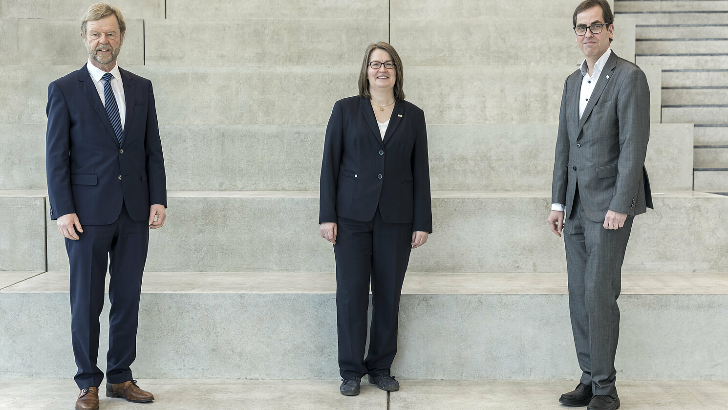 Der amtierende Präsident Prof. Dr. Wolfgang Baier (links) und sein Nachfolger Prof. Dr. Ralph Schneider (rechts) gratulierten Prof. Dr. Birgit Rösel zur Wahl zur Vizepräsidentin.