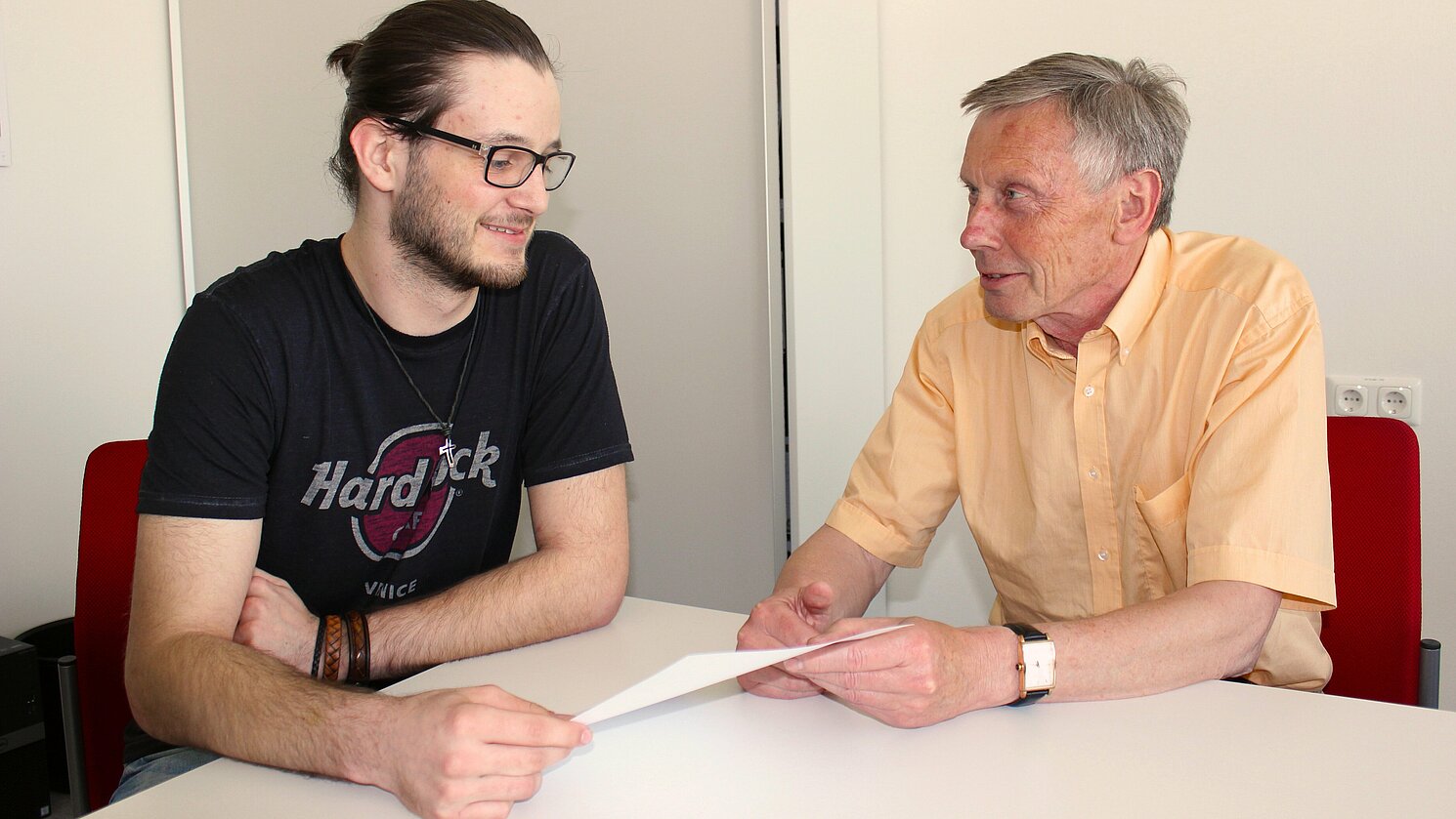 Andreas Wittmann (im Bild links) freut sich über das frisch erworbene Zertifikat, das ihm Christoph Aisch, einer der Mitarbeiter des start-up centers der OTH Regensburg, überreicht.
