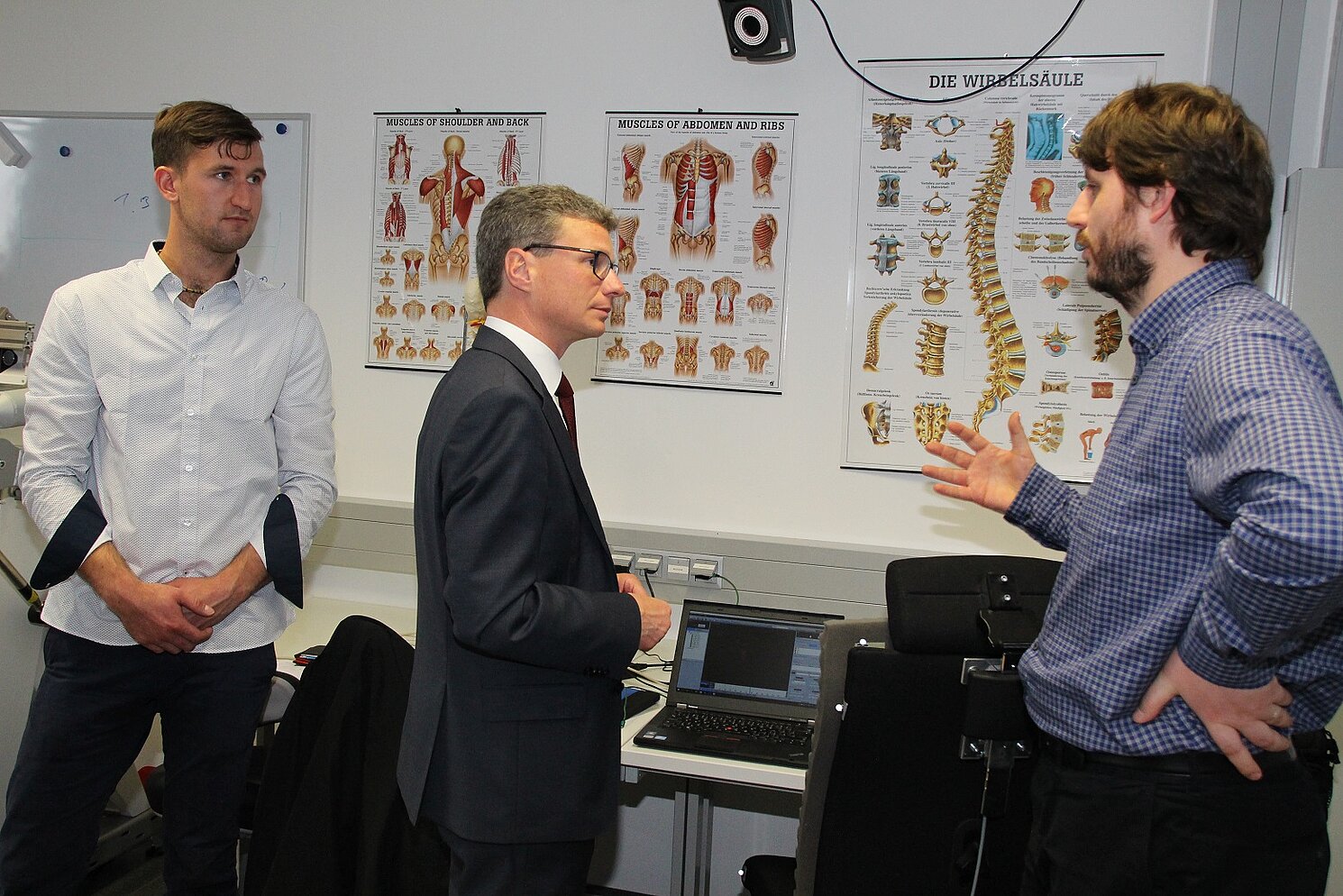 Die Kooperationspartner des Projekts vom New Technologies Research Centre der Westböhmischen Universität in Pilsen erläutern Staatssekretär Bernd Sibler ihre Arbeit: (von links) Jan Spicka und Pavel Jedlicka. Fotos: OTH Regensburg