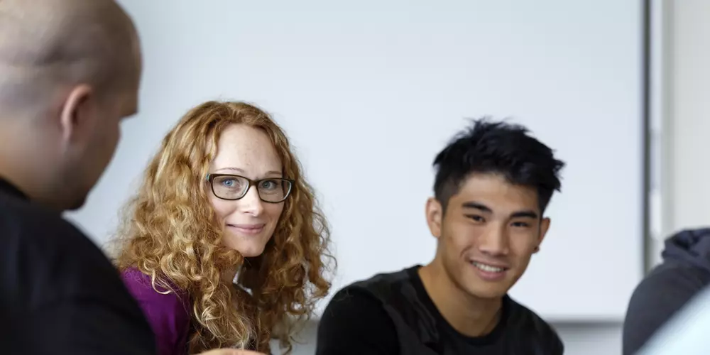 Zwei Studierende gucken in die Kamera