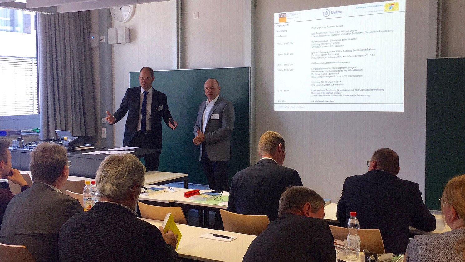 Prof. Andreas Appelt und der Leitende Baudirektor Christian Unzner begrüßen die Teilnehmerinnen und Teilnehmer des „12. Mobilitätsworkshops“ an der OTH Regensburg.