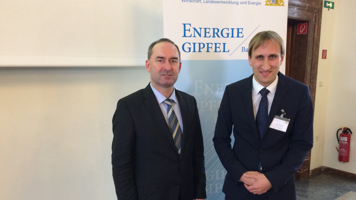 Beim Energiegipfel zum Thema Energiewende in Bayern: Wirtschaftsminister Hubert Aiwanger mit Prof. Dr. Michael Sterner von der OTH Regensburg. Foto: Gunnar Braun