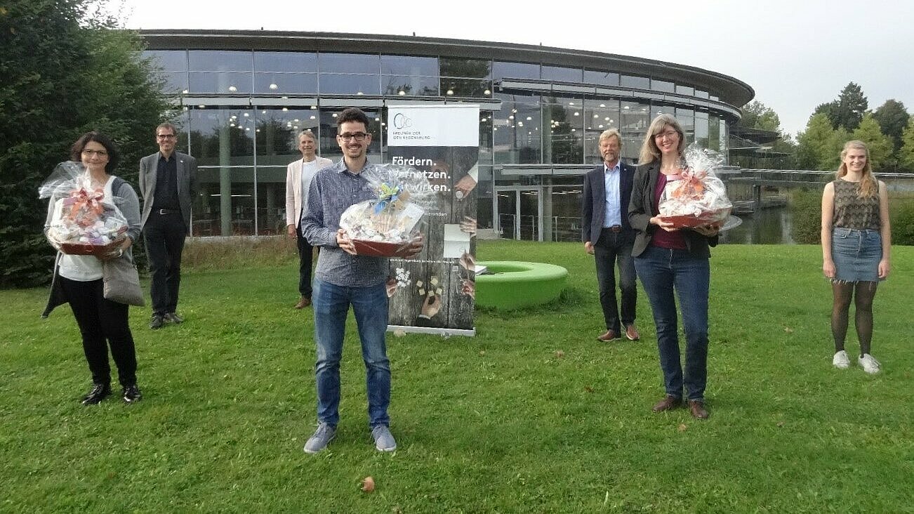 Drei der vier Preisträger*innen – (vordere Reihe, von links) Kerstin Hartmann, Prof. Dr. Johannes Schildgen und Prof. Dr. Katherine Gürtler  – zusammen mit (hintere Reihe, von links) Prof. Dr. Ralph Schneider (Vizepräsident Studium und Lehre), Eduard B. Wagner (Verein der Freunde der OTH Regensburg e. V.), Prof. Dr. Wolfgang Baier (Präsident der OTH Regensburg) und Studierendenvertreterin Kerstin Paulus.