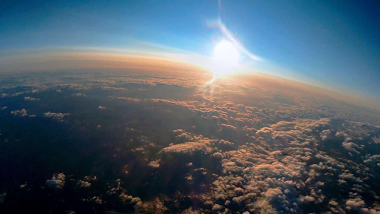 Im Rahmen des „Nerd Camp“ an der OTH Regensburg, Studiengang Industriedesign, schickten die Studierenden auch einen Forschungsballon in die Stratosphäre und schnitten Videos aus dem geborgenen Material. Hier ein Foto des Sonnenaufgangs über Regensburg.