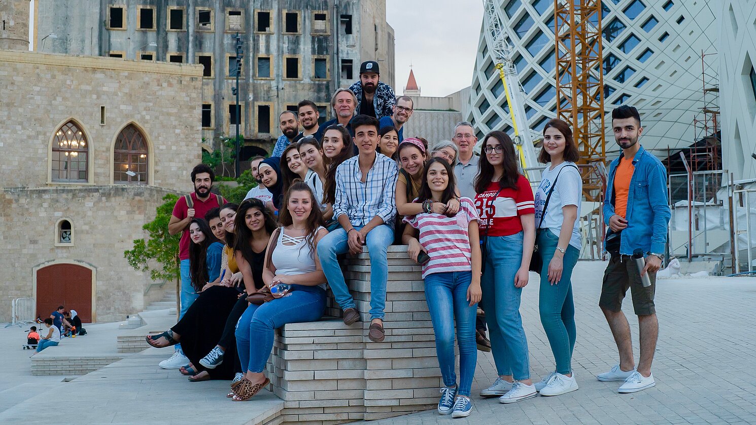 Die Teilnehmenden der Summer School zum Projekt „Der virtuelle Basar von Aleppo“ mit Studierenden aus Aleppo und Beirut sowie Teilnehmenden aus Berlin und Regensburg im September 2019 während einer gemeinsamen Stadtführung durch Beirut.