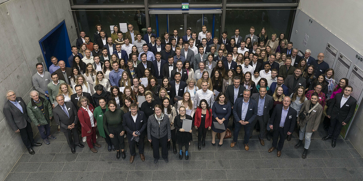 Die 100 Stipendiatinnen und Stipendiaten mit ihren Fördernden bei der Verleihung der Deutschlandstipendien an der OTH Regensburg. Foto: Florian Hammerich/OTH Regensburg