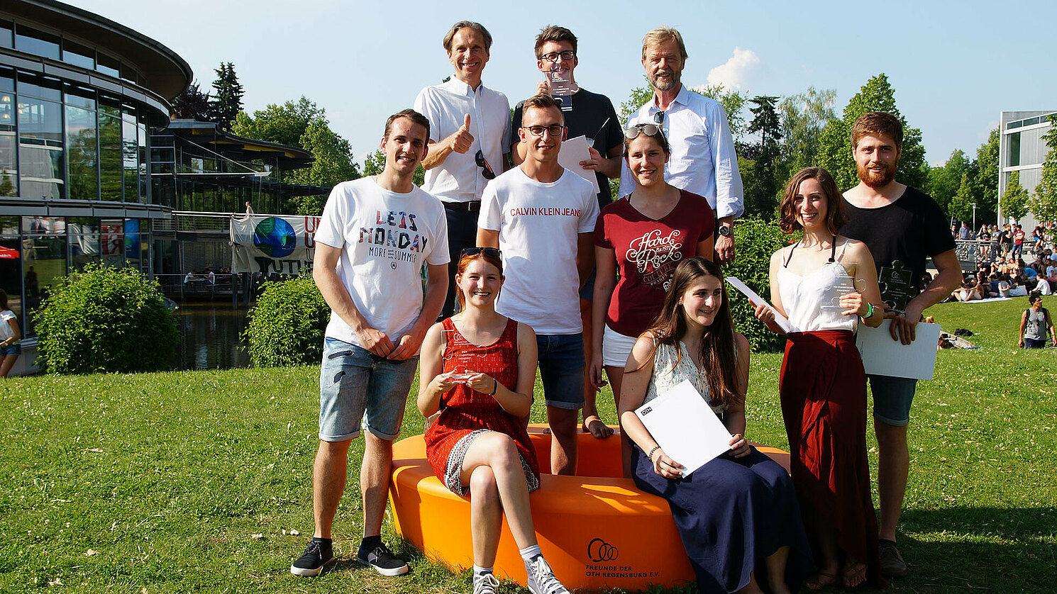 Anlässlich des Campusfests haben der Vorsitzende des Vereins der Freunde der OTH Regensburg e.V., Eduard B. Wagner (hintere Reihe links), und der Präsident der OTH Regensburg, Prof. Dr. Wolfgang Baier (hintere Reihe rechts), die Preise für studentisches Engagement verliehen. Die Preisträger sind: Simon Schwarzmann (hintere Reihe Mitte), Viola Schneider (2. von rechts), Andreas Steiner (rechts), (von links) Andreas Juneman, Sophie Freunek, Simon Kalb, Magdalena Allacher und Regina Zwicknagel. Foto: Lena Lücke, OTH Regensburg