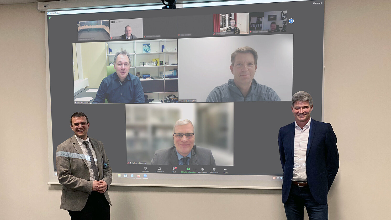 Anton Schmailzl (l.) und Prof. Dr. Stefan Hierl (r.) vor der via Videokonferenz zugeschalteten Prüfungskommission. Foto: TC Parsberg-Lupburg/Melanie Baier