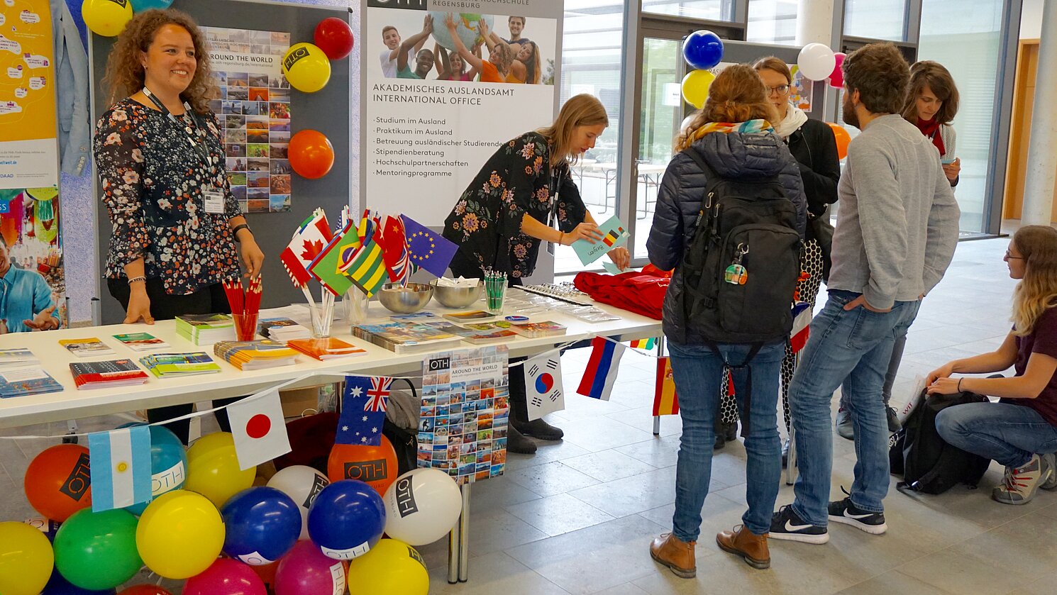 Der Messestand des Akademischen Auslandsamts der OTH Regensburg auf der "Study Abroad Fair" im Sommersemester 2019. 