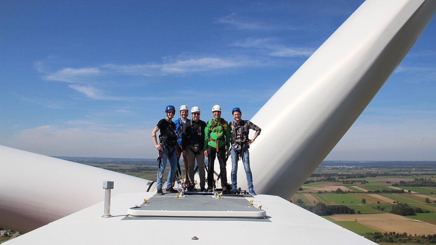 Von links: Franz Bauer, Felix Senftl, Andreas Hofrichter, Prof. Dr.-Ing. Michael Sterner und Michael Heberl bei ihrer Exkursion ins Allgäu zum Thema erneuerbare Energien.