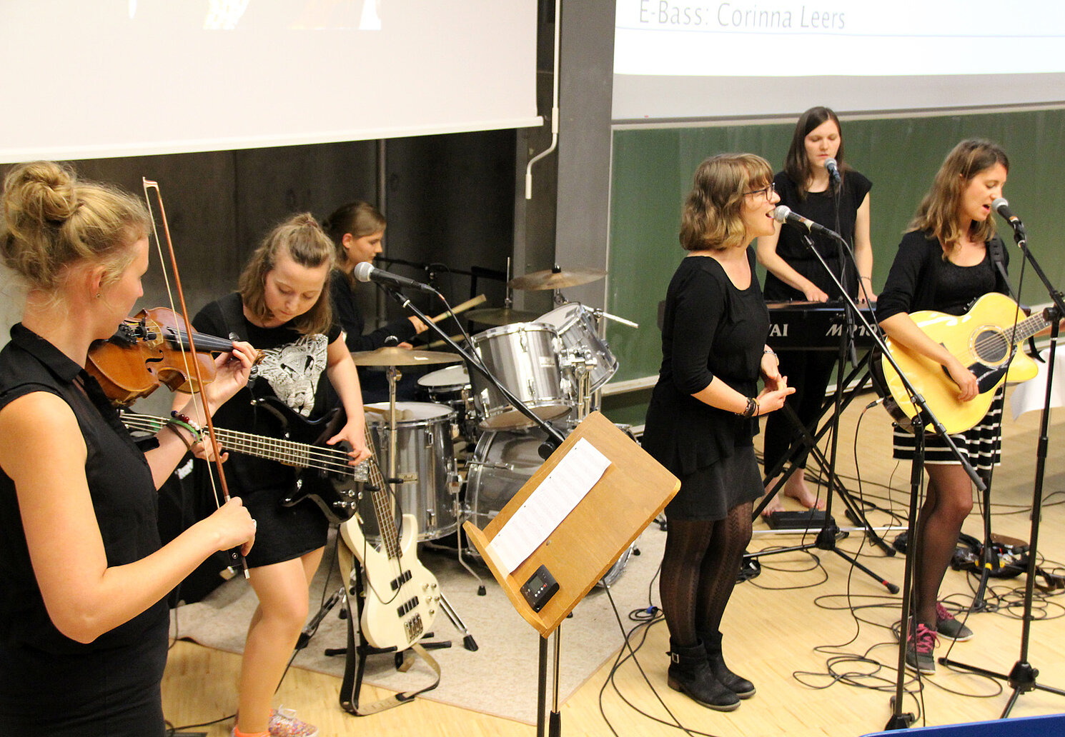 Abschließend spielte die Band "My Lovely Mr. Singing Club" den Song "Heartbeat". Abschließend spielte die Band "My Lovely Mr. Singing Club" den Song "Heartbeat".