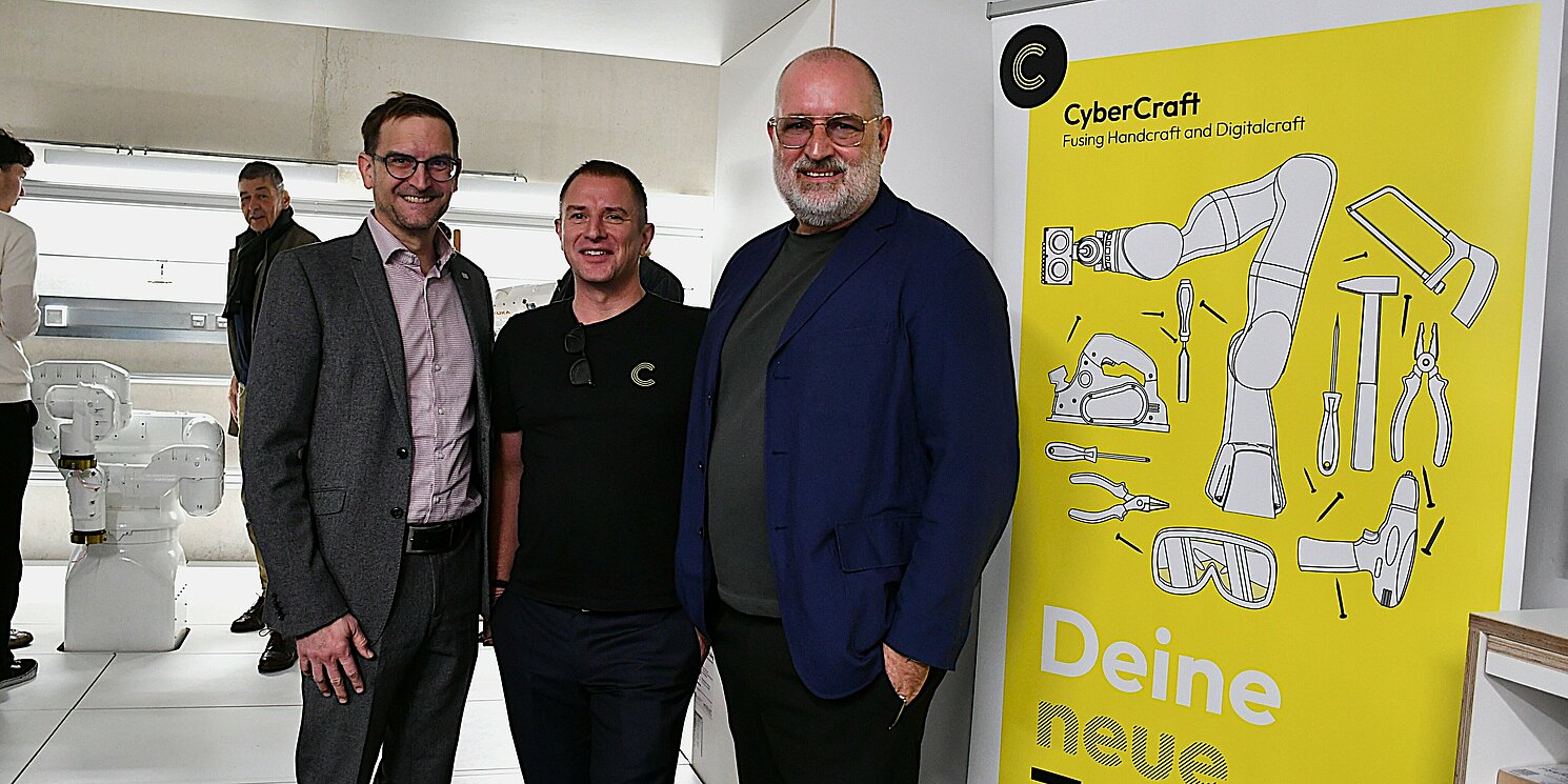 Prof. Christoph Barlieb (center) proudly presented his "baby", the CyberCraft Lab, to the public. Photo: OTH Regensburg/Simone Grebler