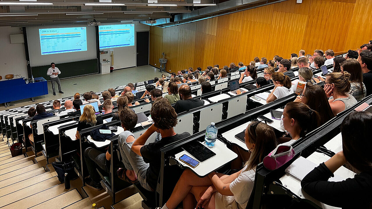 Knapp 200 Studierende nehmen an dem Unternehmensplanspiel teil. 