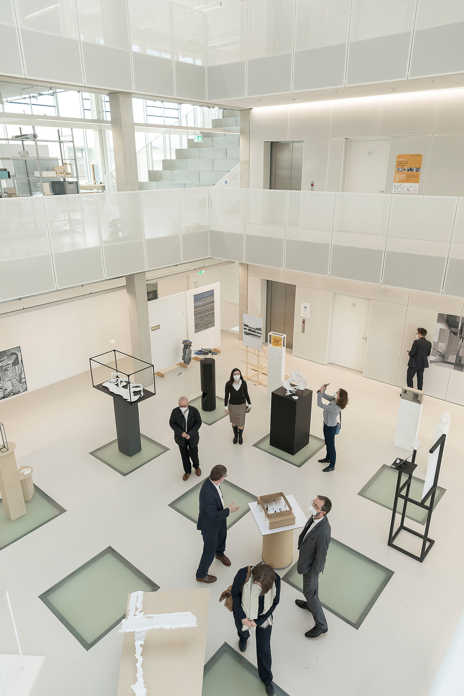 Bei einer Führung überzeugten sich die Festgäste vom einzigartigen Raumkonzept des Neubaus der Fakultät Architektur an der OTH Regensburg. Fotos: OTH Regensburg/Florian Hammerich
