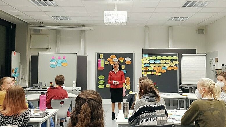 Madeleine Sado während des Workshops. Sie war von den gefundenen Lösungen der Teams begeistert.
