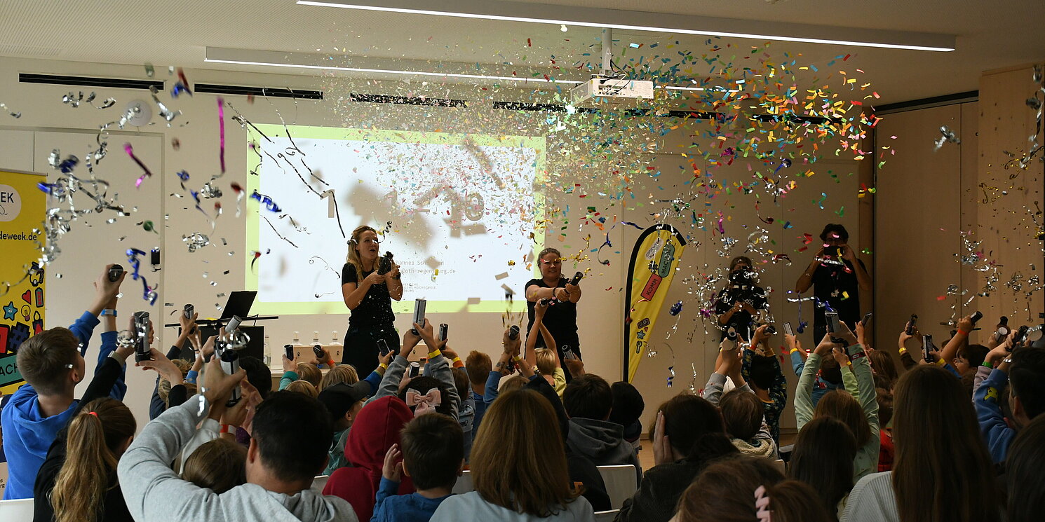 Konfettiregen bei der Code Week Bayern 2025