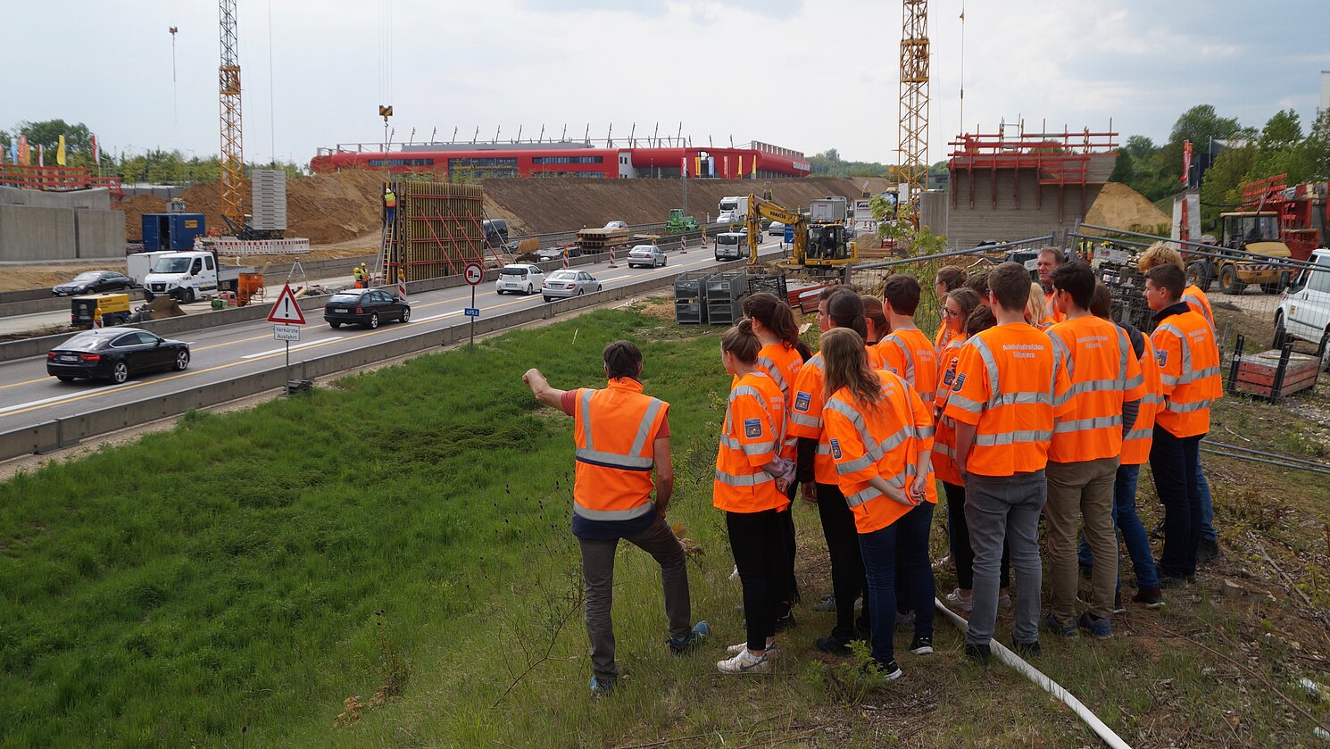 Bauleitung Peter Novak (1. von links) mit Studierenden der Fakultät Bauingenieurwesen der OTH Regensburg am Brückenbauwerk Unterislinger Weg bei ihrer Exkursion im Mai 2019. 