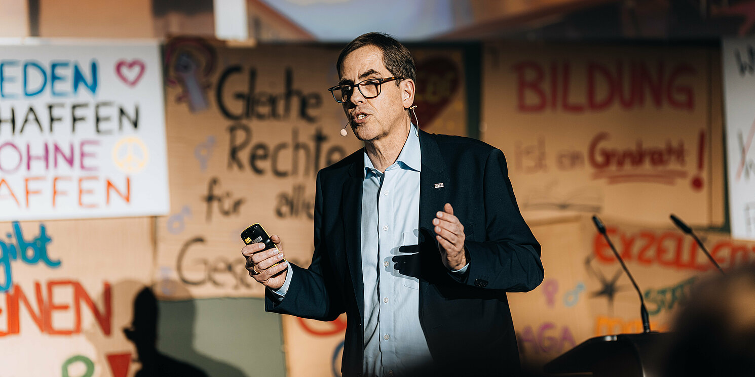 Mit Herz und Humor brachte Prof. Dr. Ralph Schneider, Präsident der OTH Regensburg, in seinem Rückblick die Höhepunkte des vergangenen Jahres auf den Punkt. Foto: OTH Regensburg/Sebastian Pieknik