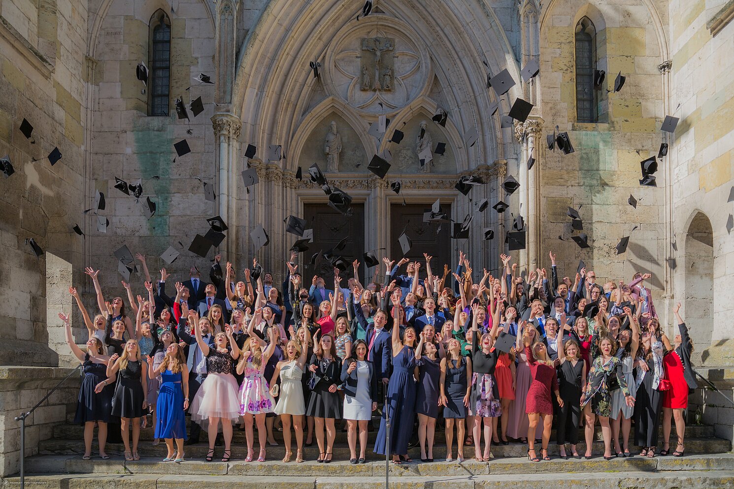 Die Absolventinnen und Absolventen der Fakultät Betriebswirtschaft beim Gruppenfoto vor dem Regensburger Dom.