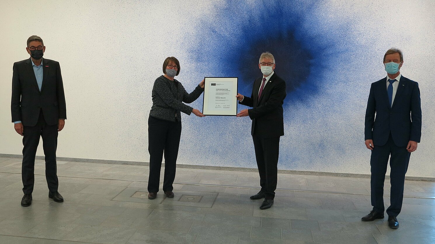Senatsvorsitzende Prof. Dr. Birgit Rösel (2. von links) übergibt die Urkunde mit dem Titel an den neuen Ehrensenator der OTH Regensburg, Helmut Matschi (3. von links); es gratulierten Präsident Prof. Dr. Wolfgang Baier (4. von links) sowie Hochschulratsvorsitzender Dr. Georg Haber (1. von links).