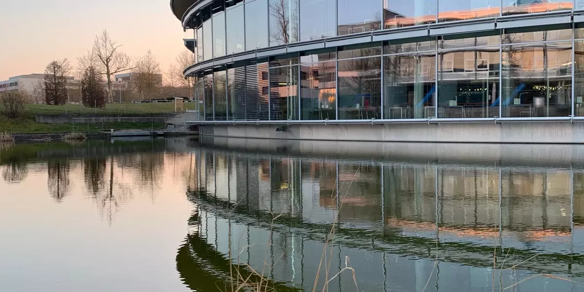 Blick auf die Bibliothek bei Sonnenuntergang