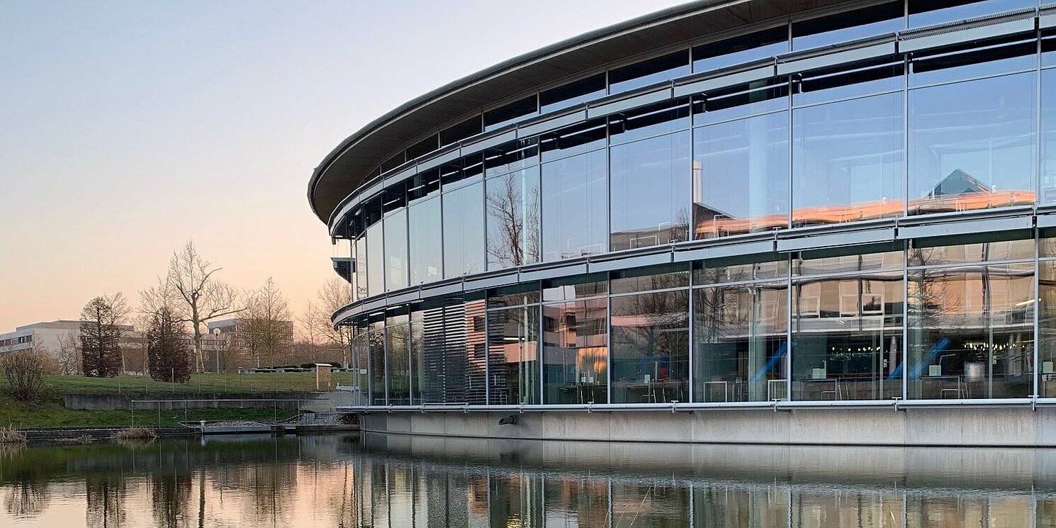 Blick auf die Bibliothek bei Sonnenuntergang