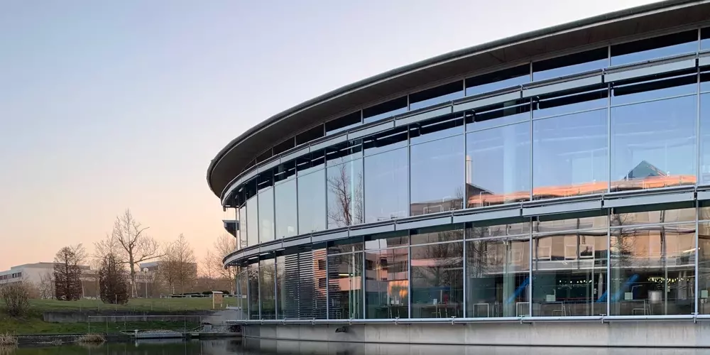 Blick auf die Bibliothek bei Sonnenuntergang