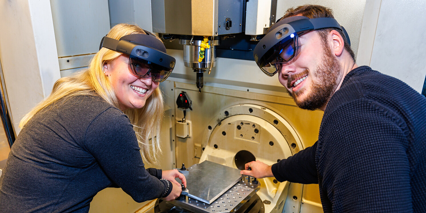 Zwei Studierende im LFW mit einer AR-Brille