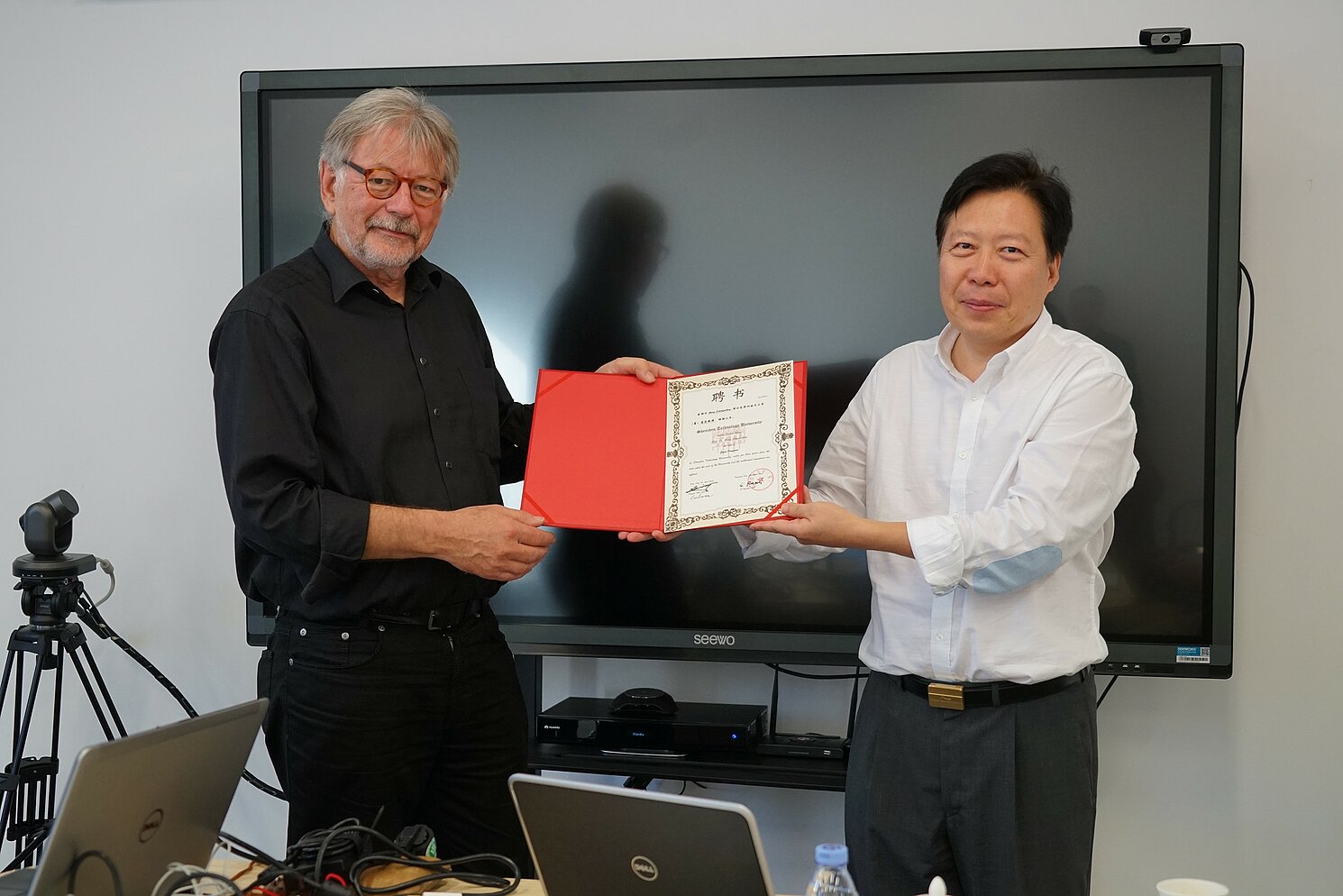 Gastprofessur in Shenzhen für Prof. Georg Scharfenberg, Urkundenverleihung durch Prof. Ph.D Sean Xiang