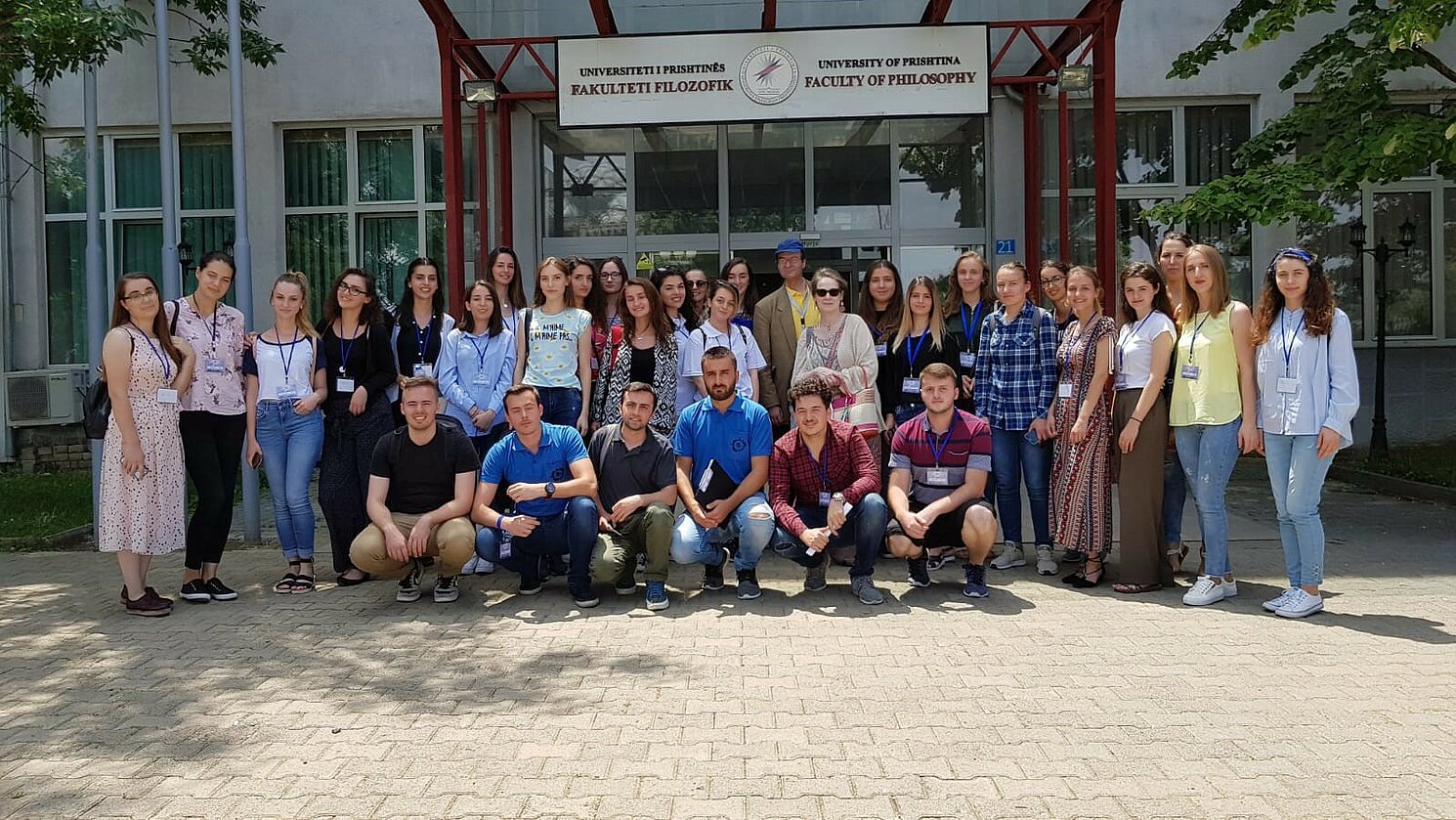 Die Studierendengruppe des Kurses 6 der Summer University 2018 der Universität Prishtina mit Prof. Dr. Wilfried Dreyer und Marion Bedi-Visschers (hintere Reihe, 16. und 17. von links). 