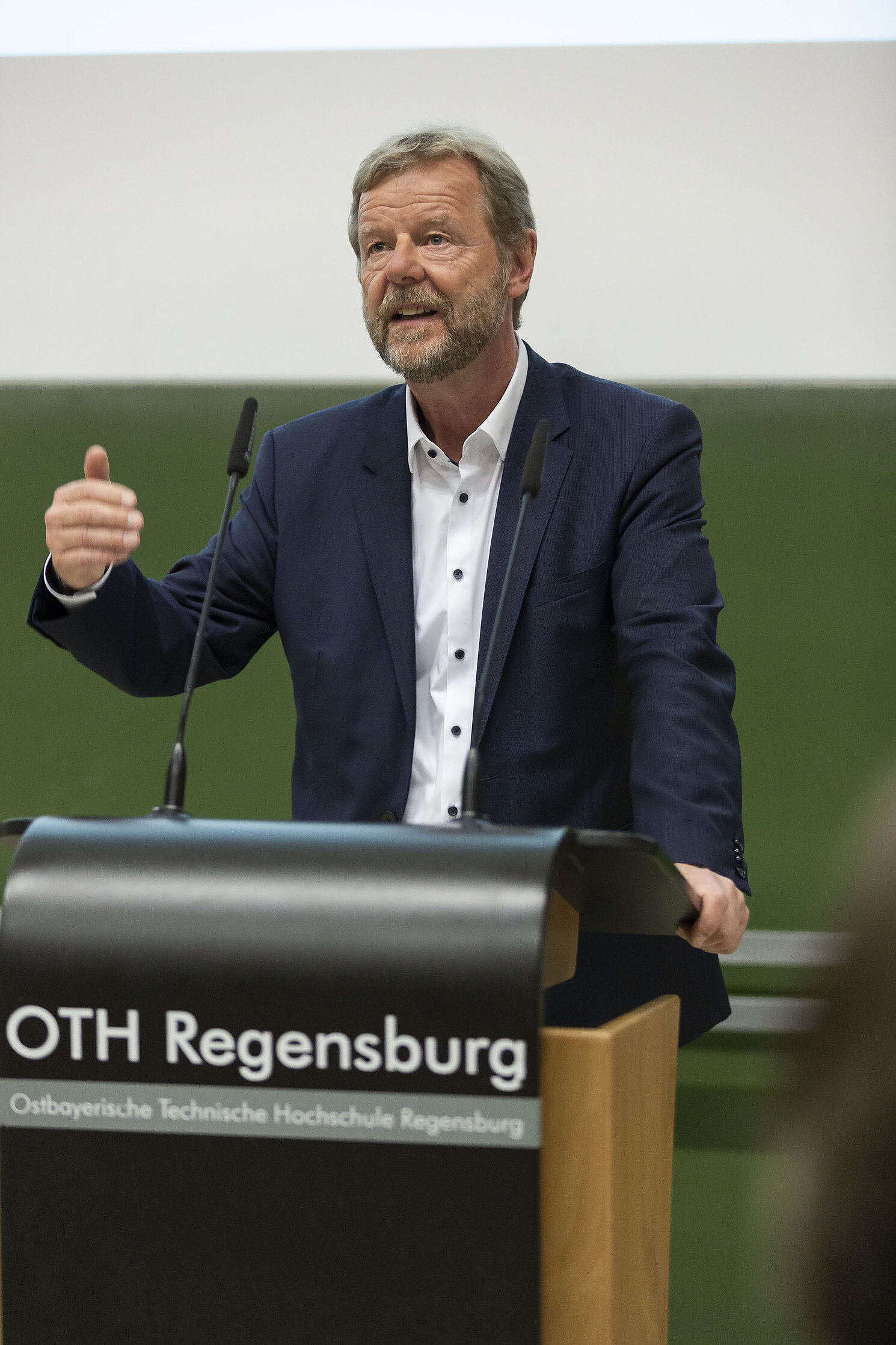 Startschuss: Präsident der OTH Regensburg, Prof. Dr. Wolfgang Baier stellte den neuen Studierenden in seiner Begrüßung die OTH Regensburg vor.