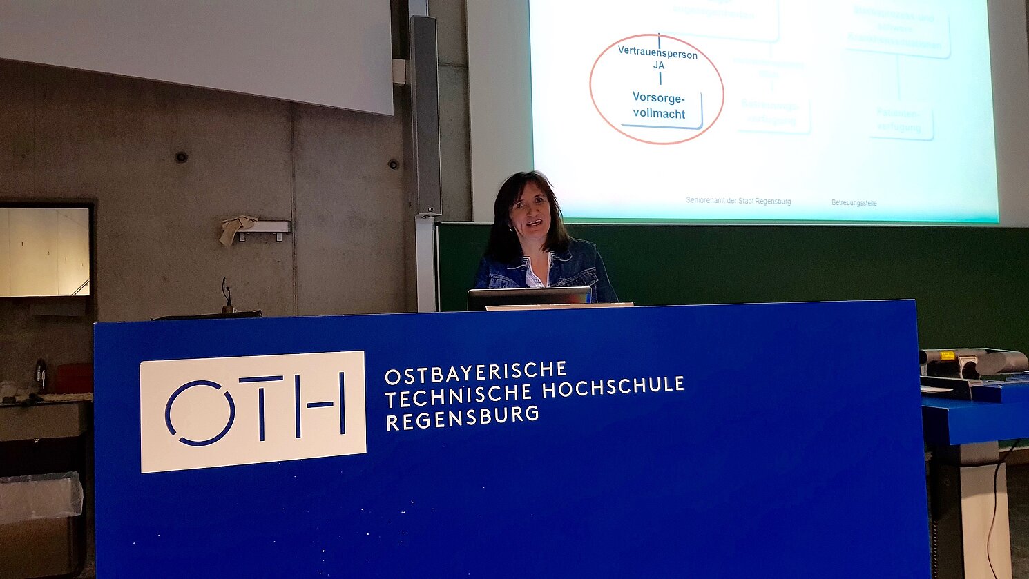 Die Sachgebietsleiterin der Betreuungsstelle der Stadt Regensburg Tanja Hirner bei ihrem Vortrag an der OTH Regensburg.