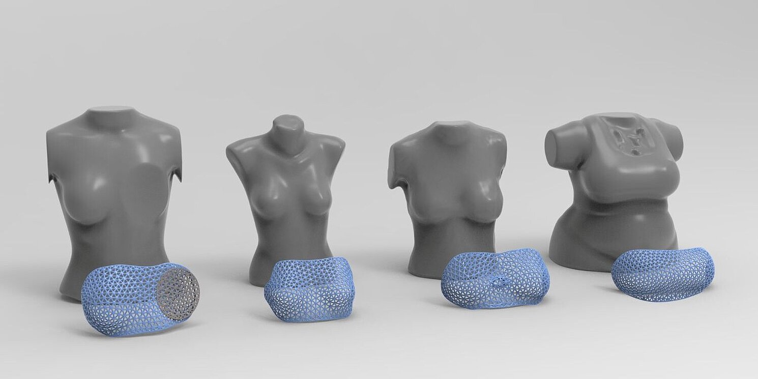 Zu sehen sind verschiedene Torso und davor liegen die passenden Brustschutze, alle individuell in Größe und Form. 