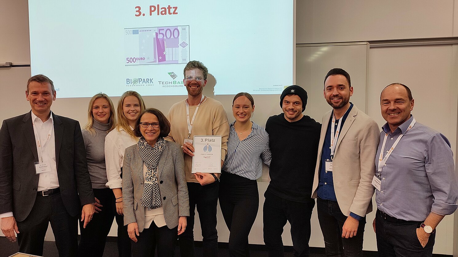 Das Team „Find it Green“ holte sich Platz 3. Sie wollen nachhaltigen Einzelhändlern eine Plattform bieten, auf der sie ihre Waren anbieten können. Fotos: R-Tech GmbH, Daniela Maier.