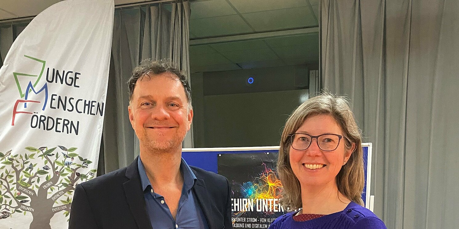 Prof. Dr. Volker Busch und Dekanin Prof. Dr. Katherine Gürtler