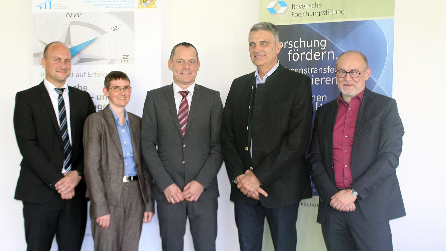 Von links: Dr. Christian Broser mit Dagmar Williams und Dr. Christian Haslbeck von der Bayerischen Forschungsstiftung, Prof. Dr. Thomas Falter und Carl Fruth von der CEO FIT AG. 