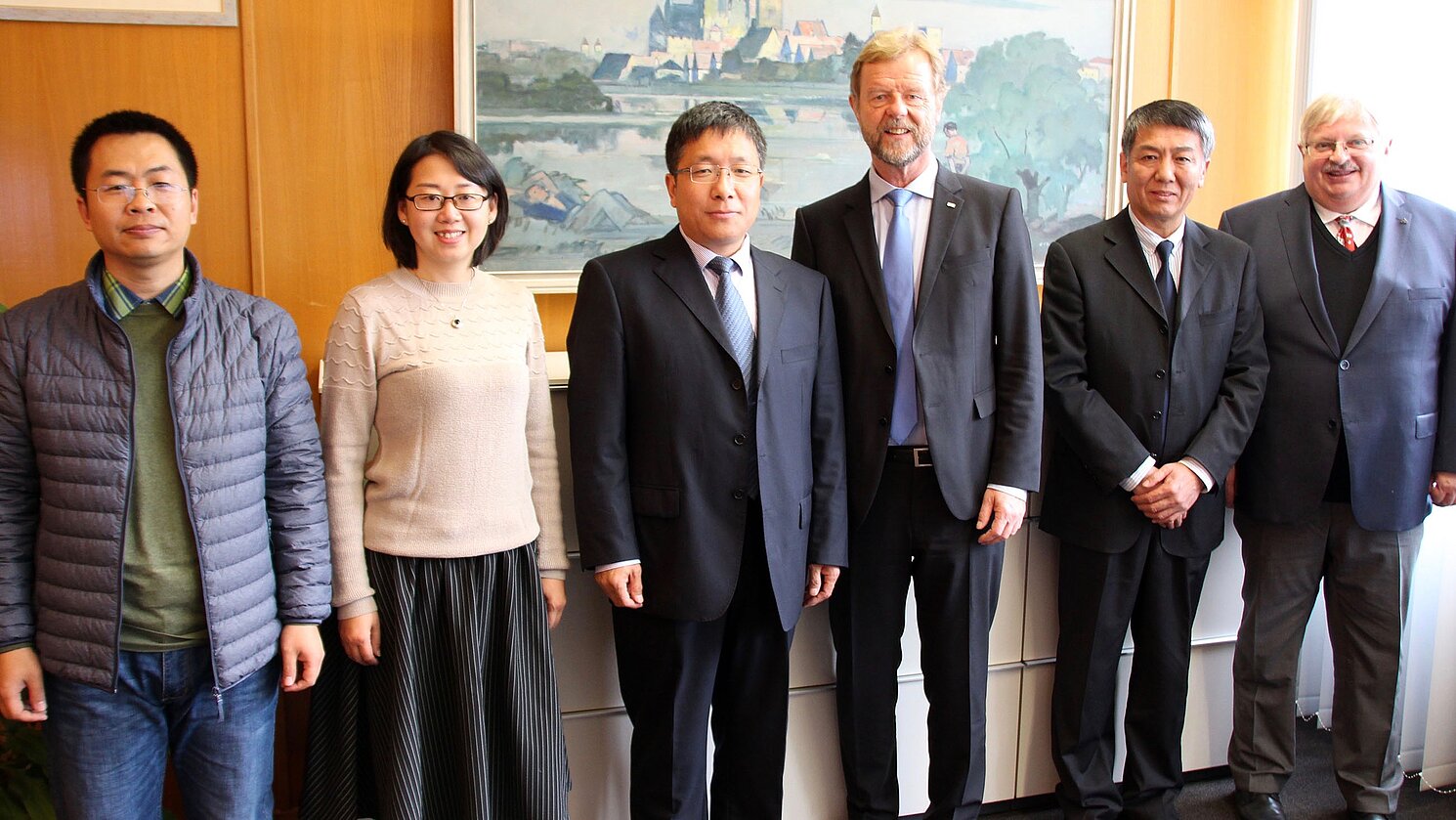 Von links: Der aktuelle Gastprofessor des North China Institute of Aerospace Engineering an der OTH Regensburg Prof. Zhuang Wu, Prof. Jian Chen, Prof. Wenzhong Han, Prof. Dr. Wolfgang Baier, Prof. Yan Geng und Dr. Wilhelm Bomke.