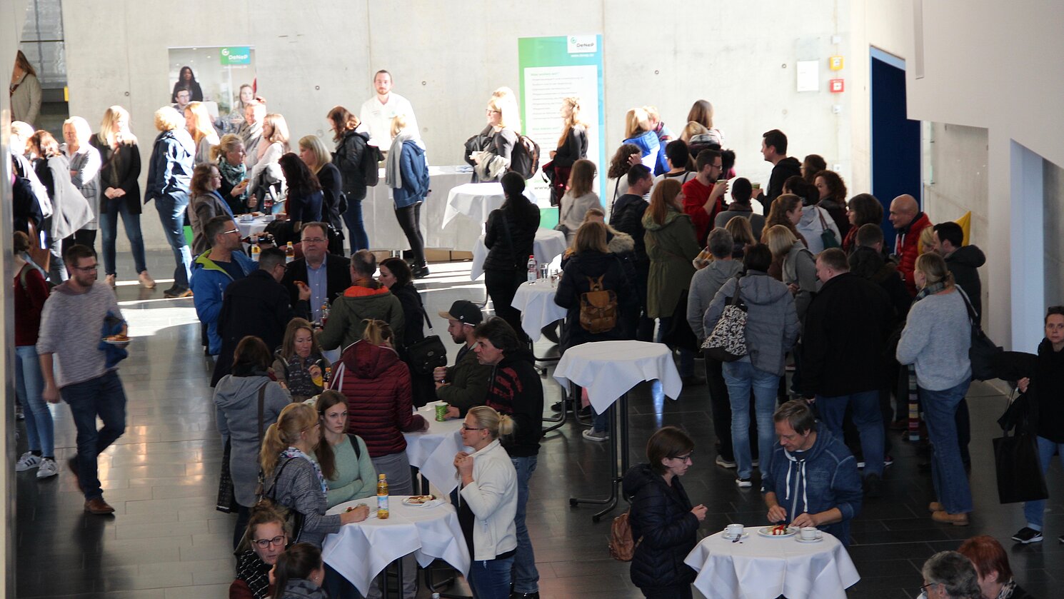 In der Pause war Zeit für Austausch: Im Foyer stellten Studierende sowie Absolventinnen und Absolventen aus den Pflegestudiengängen der OTH Regensburg Projektarbeiten und Abschlussarbeiten vor.